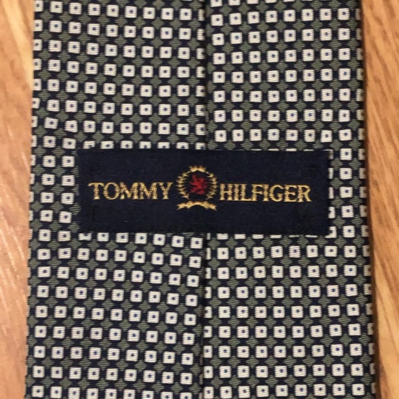 Tommy Hilfiger Tie Green/Pattern 100% Silk EUC - Picture 5 of 6
